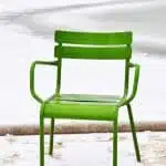 Des chaises au couleur british pour donner du style à votre terrasse