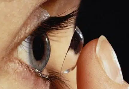 Peut-on parvenir à mieux tolérer des lentilles de contact?