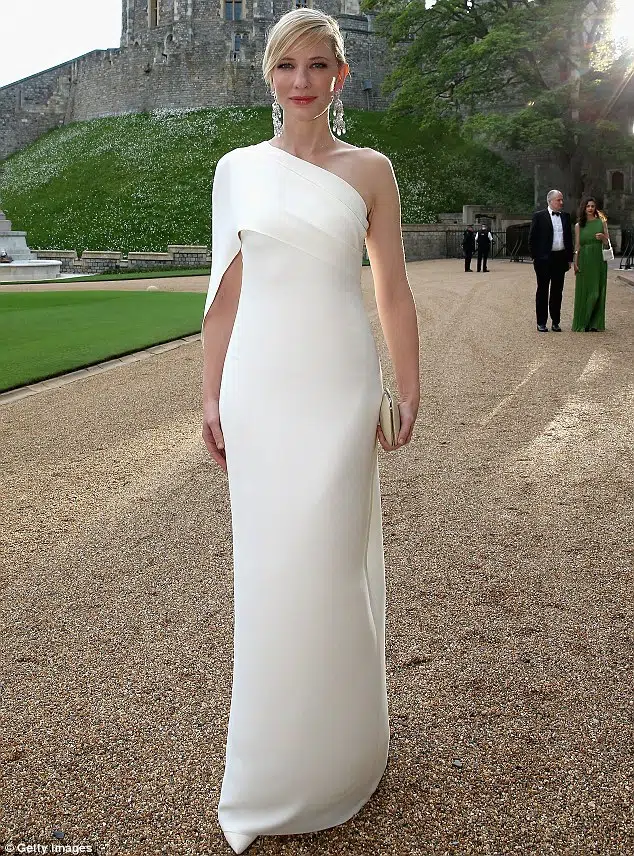 Cate Blanchett en robe blanche dépurée au diner du prince William