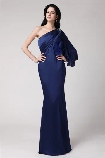 Robe longue fluide à encolure asymétrique