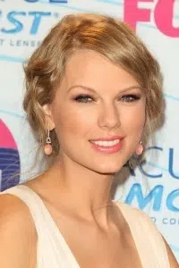 Taylor Swift aperçue en robe fleurie à New York
