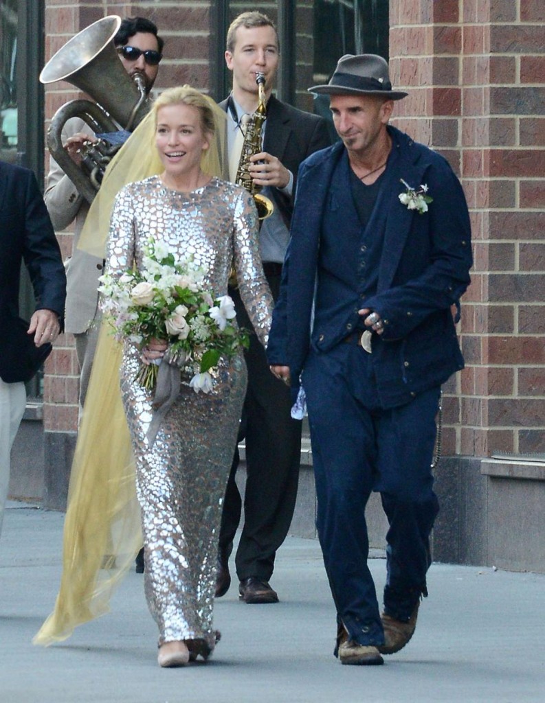 Piper Perabo enfile une robe argentée avec un voile jaune