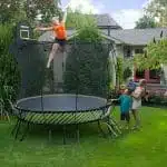 Les trampolines envahissent petit à petit nos jardins