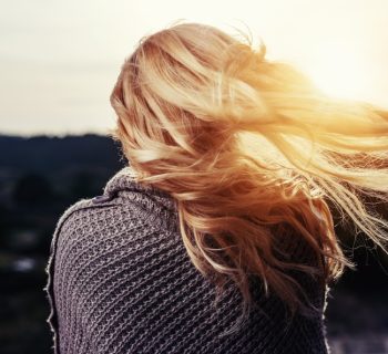 cheveux-blonds-femme-vent