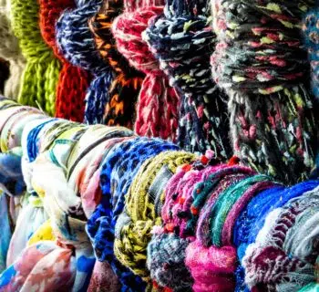 Écharpe, foulard, étole: quelles différences?