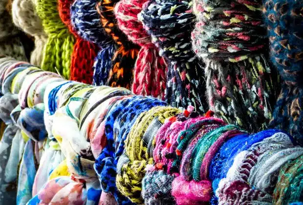 Écharpe, foulard, étole: quelles différences?