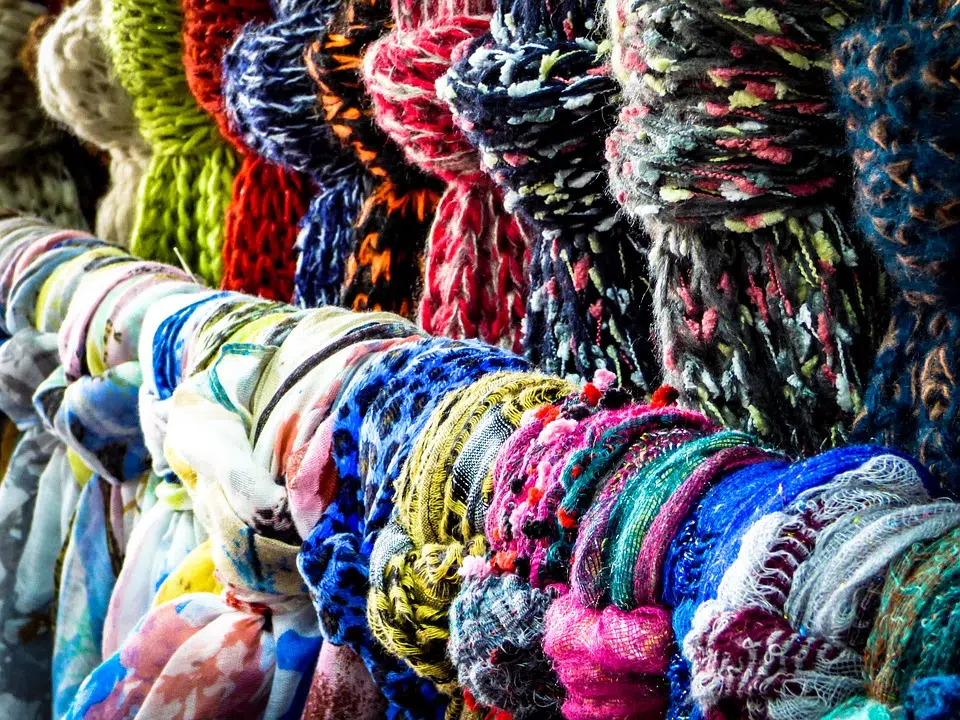 Écharpe, foulard, étole: quelles différences?