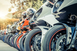 Plaisir piste et balade sur route : la polyvalence moto en question